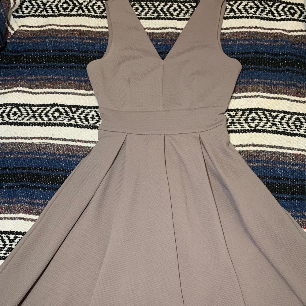 Haute mode sleeveless purple dress
